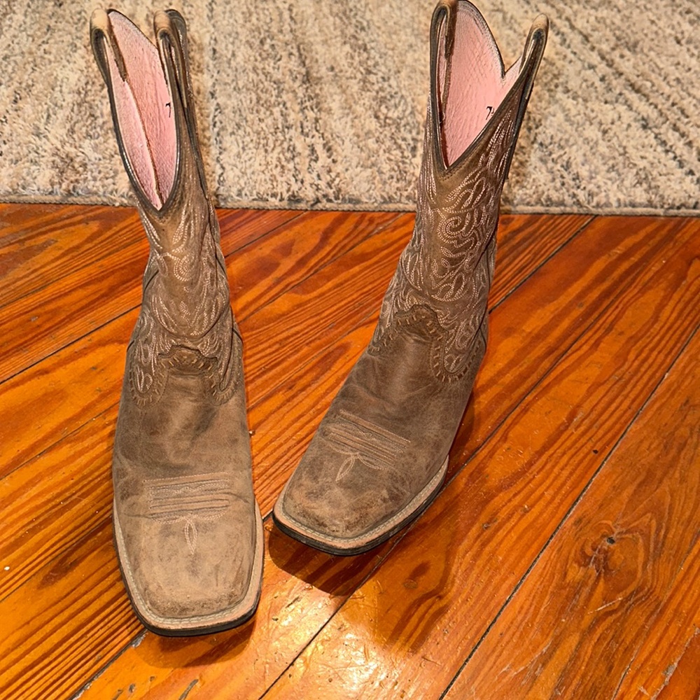 Womens Ariat Cowboy Boots Size 7.5B